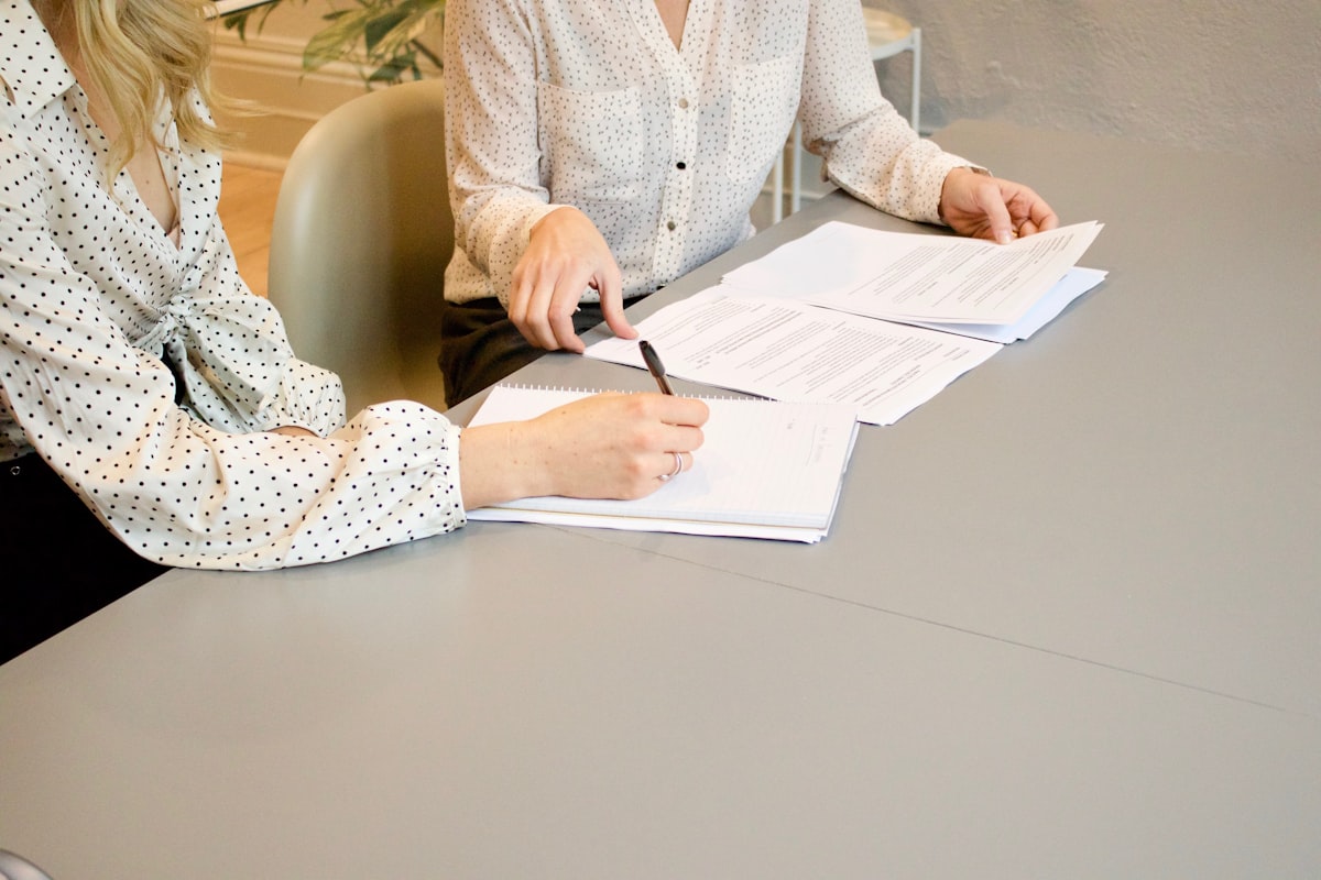 Profesionales revisando y firmando documentos normativos